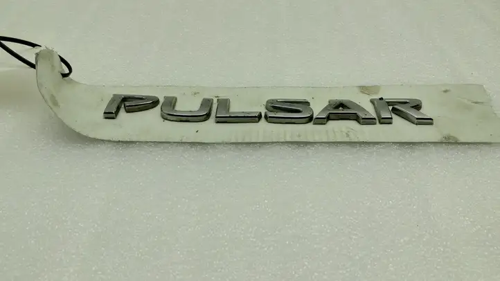 Nissan Pulsar (2014 - 2018) Эмблема производителя — фото 2
