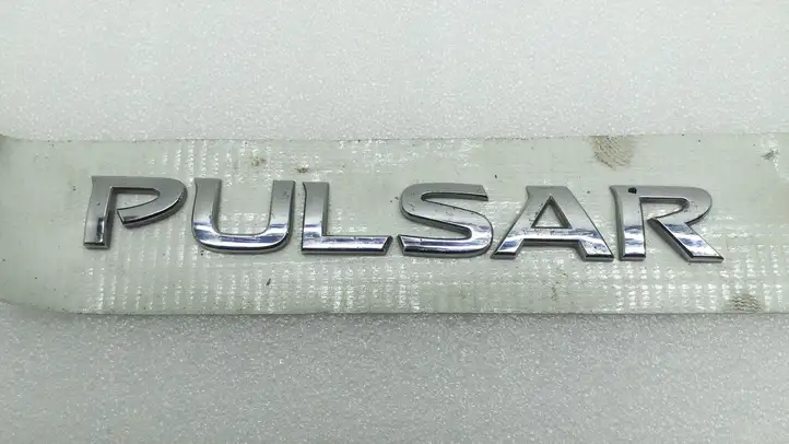 Nissan Pulsar (2014 - 2018) Эмблема производителя — фото 3