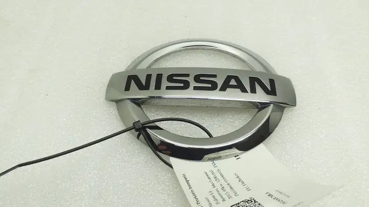 Nissan Pulsar (2014 - 2018) 908903ZL0A Эмблема производителя — фото 3