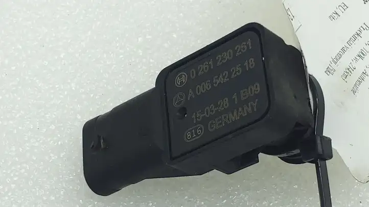 Mercedes-Benz A W176 (2012 - 2018) A0065422518 Датчик давления воздуха впуска — фото 4