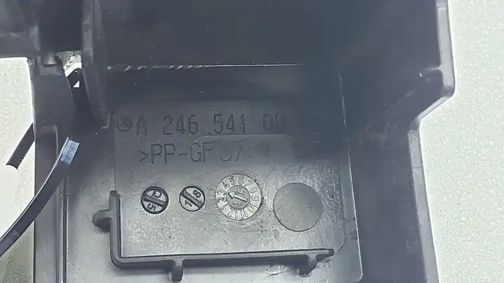 Mercedes-Benz A W176 (2012 - 2018) A2465410905 Крышка ящика предохранителей — фото 2