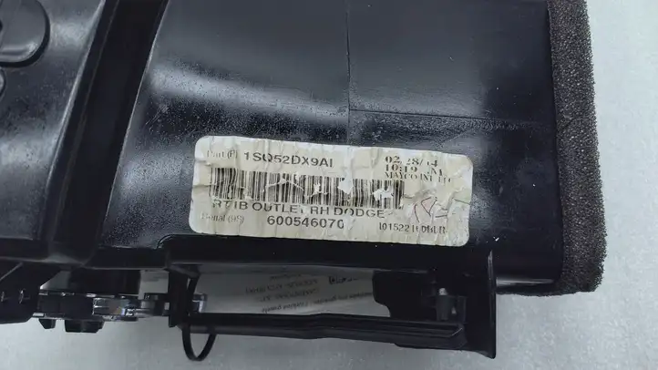 Dodge Grand Caravan (2007 - 2020) 1SQ52DX9AI Центральный воздушный дефлектор — фото 3