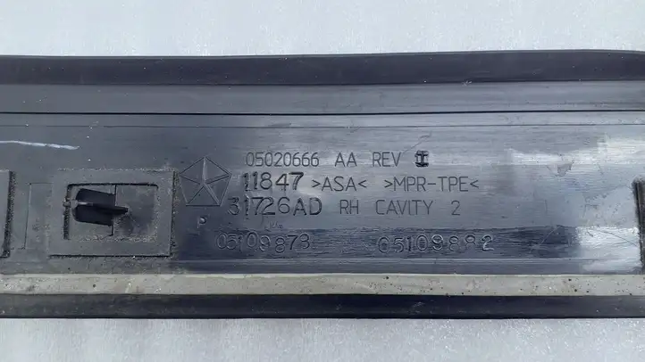 Dodge Grand Caravan (2007 - 2020) 05020666 Накладка стекла задней двери — фото 3