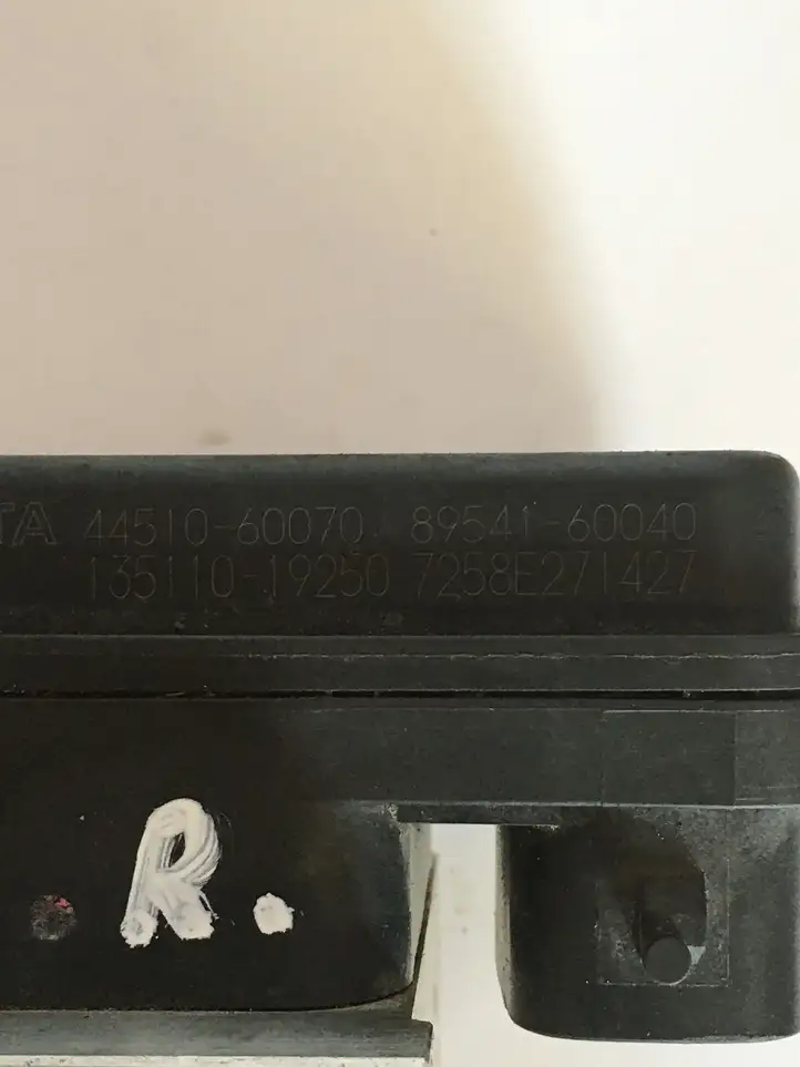 Toyota Land Cruiser (J120) (2002 - 2009) 4451060070 ABS блок — фото 2