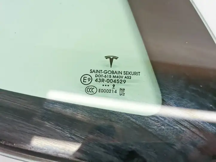 Tesla Model 3 (2017 - 2023) 1080706-00 Заднее боковое стекло — фото 4