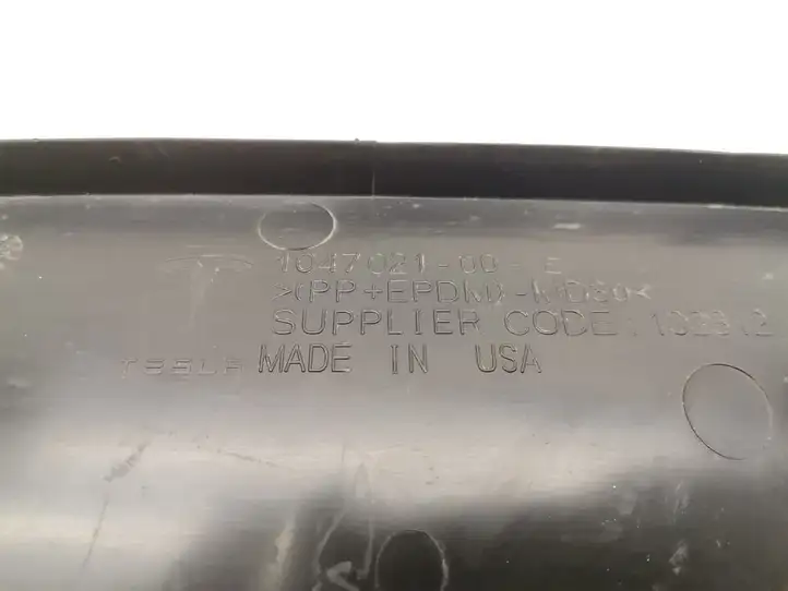 Tesla Model X (2015 - 2021) 1047021-00-E Накладка замка капота — фото 2