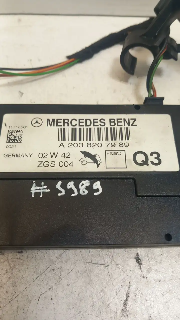 Mercedes-Benz C W203 (2000 - 2007) A2038207989 Усилитель антенны — фото 3