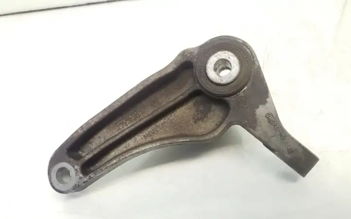 Ford Focus (2008 - 2011)  3M516P093AE Кронштейн крепления коробки передач