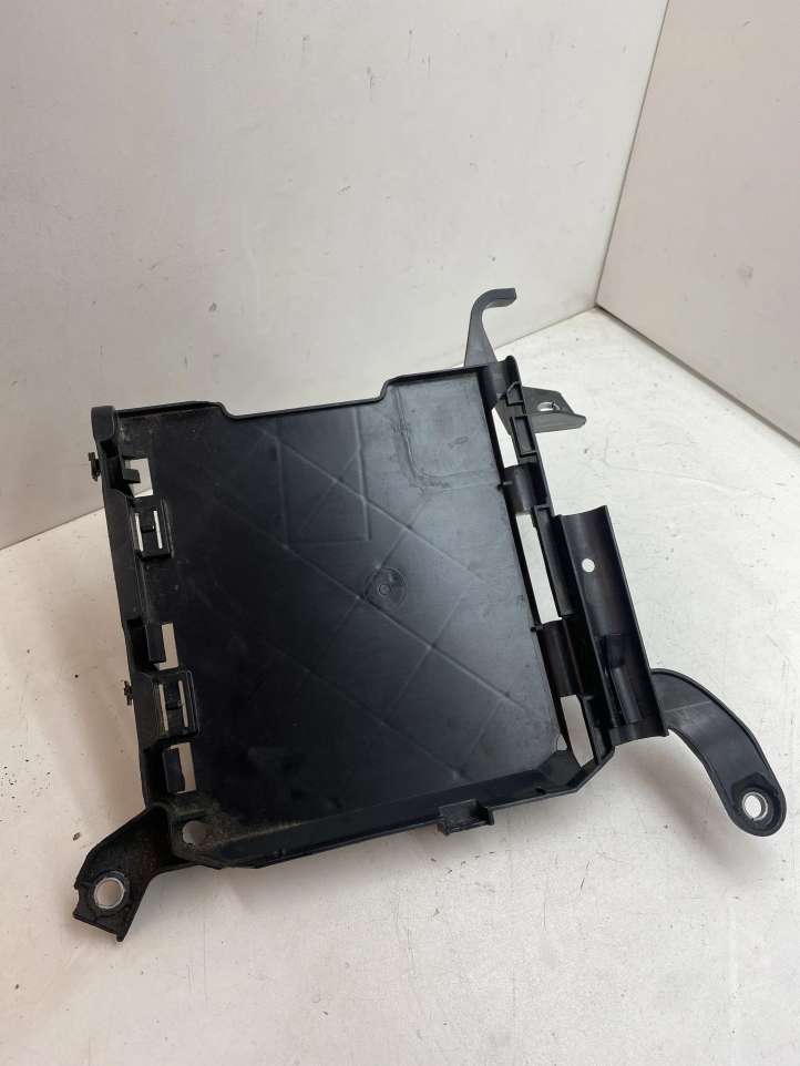 8W0907647A Audi A4 S4 B9 Kita variklio skyriaus detalė