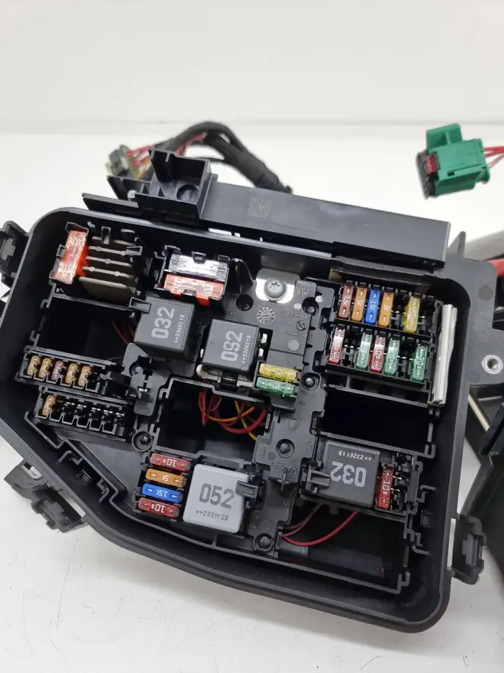 Mercedes-Benz EQA (2021 - )  A1775404307 Ящик предохранителей (комплект)