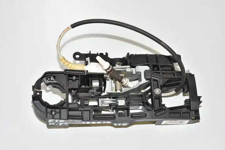 BMW 5 F10 F11 (2009 - 2016) Крепление наружной ручки передней двери — фото 1