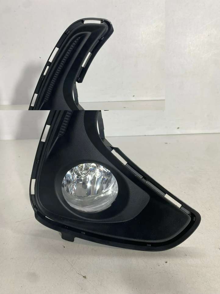 Toyota Yaris XP210 (2020 - )  521120d250 Декоративная решётка противотуманной фары