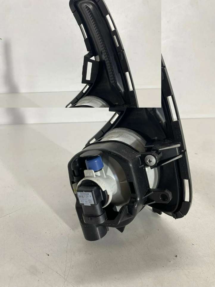 Toyota Yaris XP210 (2020 - )  521120d250 Декоративная решётка противотуманной фары