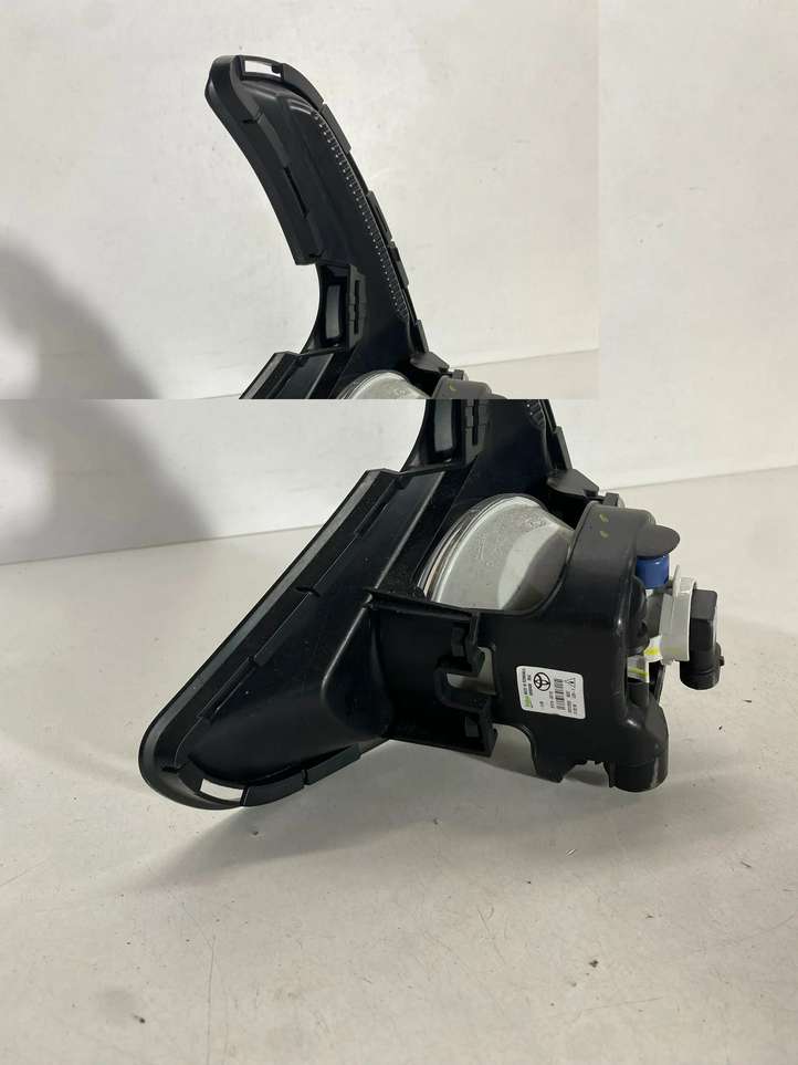 Toyota Yaris XP210 (2020 - )  521120d250 Декоративная решётка противотуманной фары