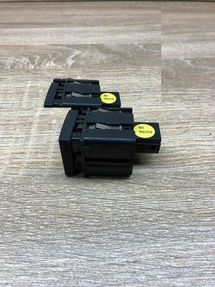 Audi A6 (2004 - 2008)  4F1927227A Кнопка открывания перчаточного ящика