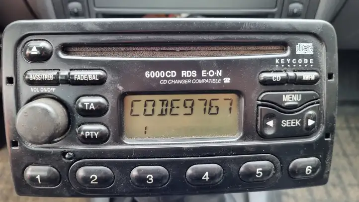 Ford Focus (1998 - 2004) 98AP18C815AC Магнитола / мультимедийная система — фото 2