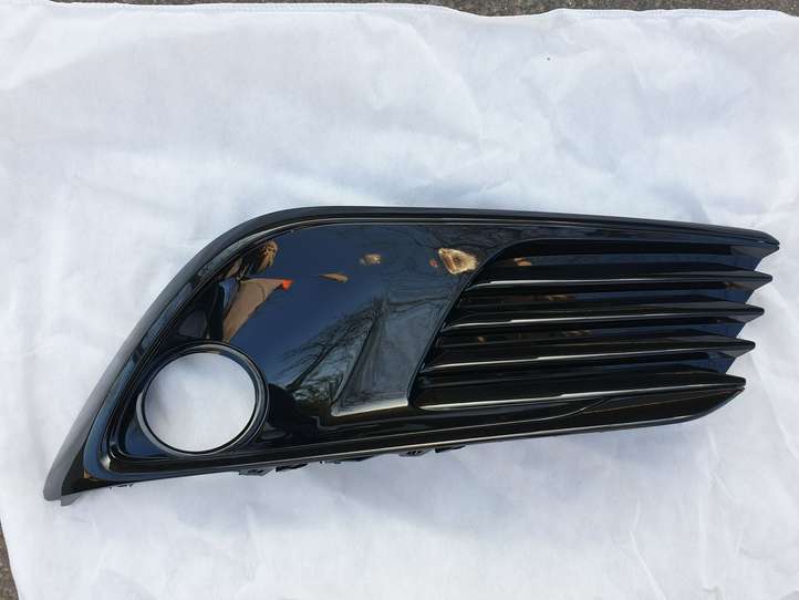 Toyota Auris E180 (2012 - 2018)  5203002210 Декоративная решётка противотуманной фары