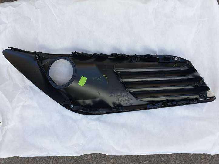 Toyota Auris E180 (2012 - 2018)  5203002210 Декоративная решётка противотуманной фары