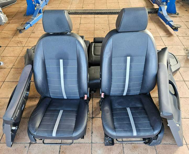 Ford Kuga I (2008 - 2012)   Комплект отделки дверей