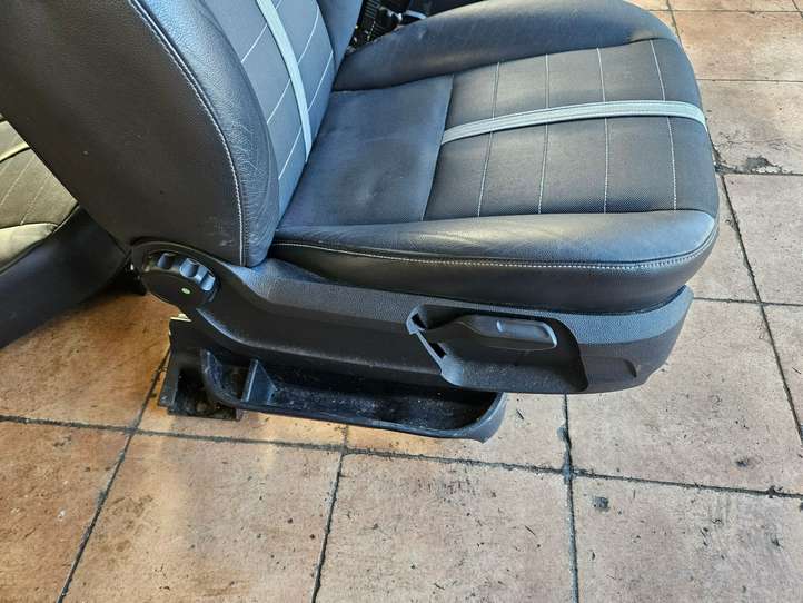 Ford Kuga I (2008 - 2012)   Комплект отделки дверей