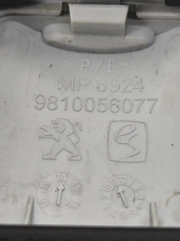 Peugeot 308 (2013 - 2021) 9810056077 Прочие детали салона — фото 5