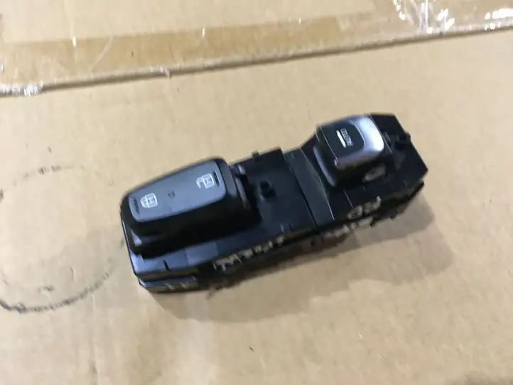 Kia Sportage (2016 - 2018) 93575F1070 Блок кнопок стеклоподъемников — фото 1