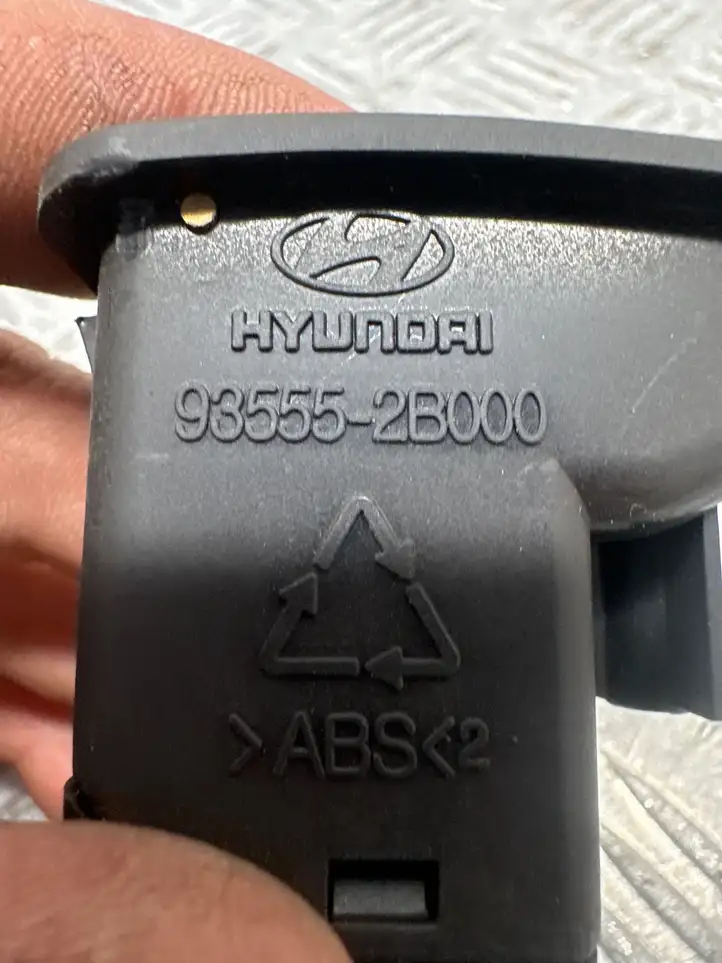 Hyundai Santa Fe (2009 - 2012) 935552B000 Включатель открытия топливного бака — фото 2