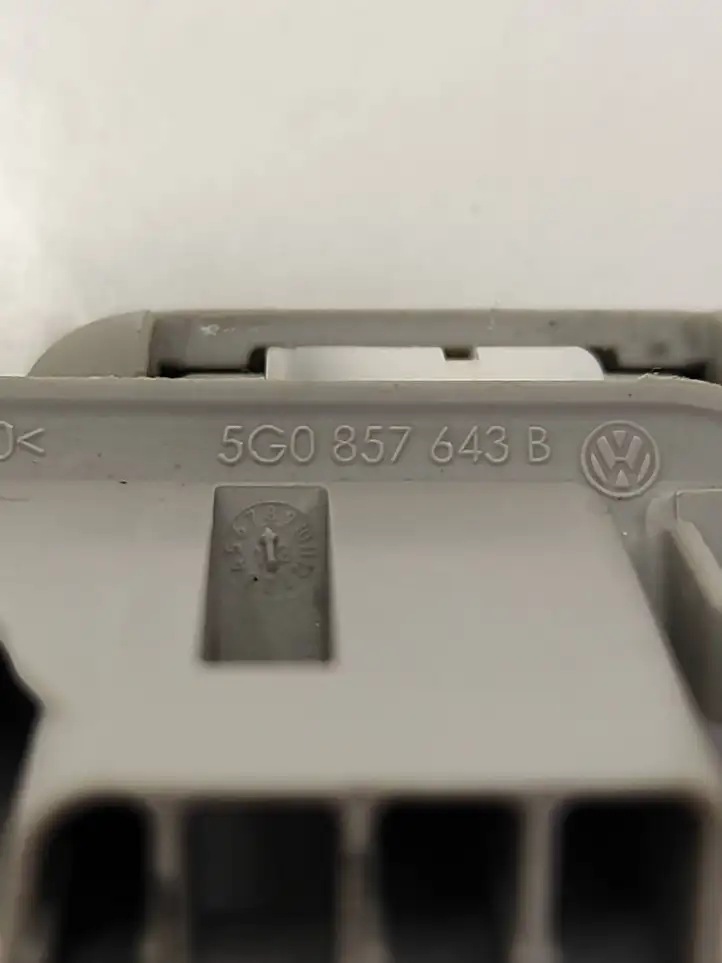 Volkswagen Golf VII (2013 - 2019) 5G0857643B Потолочная ручка задняя — фото 4
