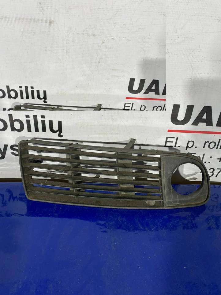 Audi A6 (2001 - 2004)  4B0807682R Декоративная решётка противотуманной фары