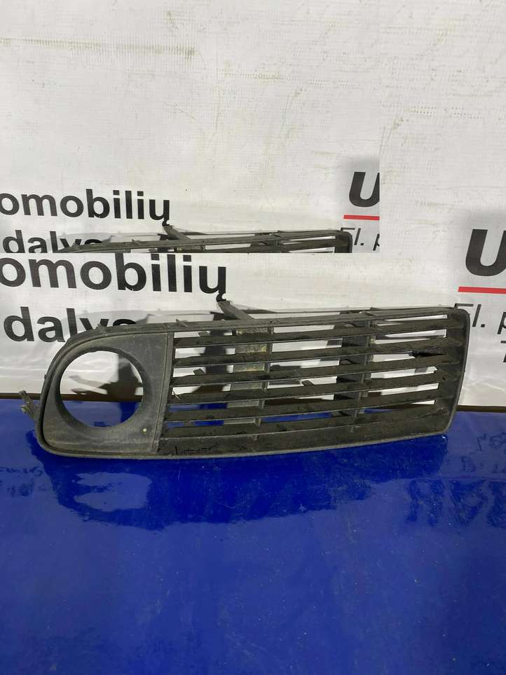 Audi A6 (2001 - 2004)  4B0807682R Декоративная решётка противотуманной фары