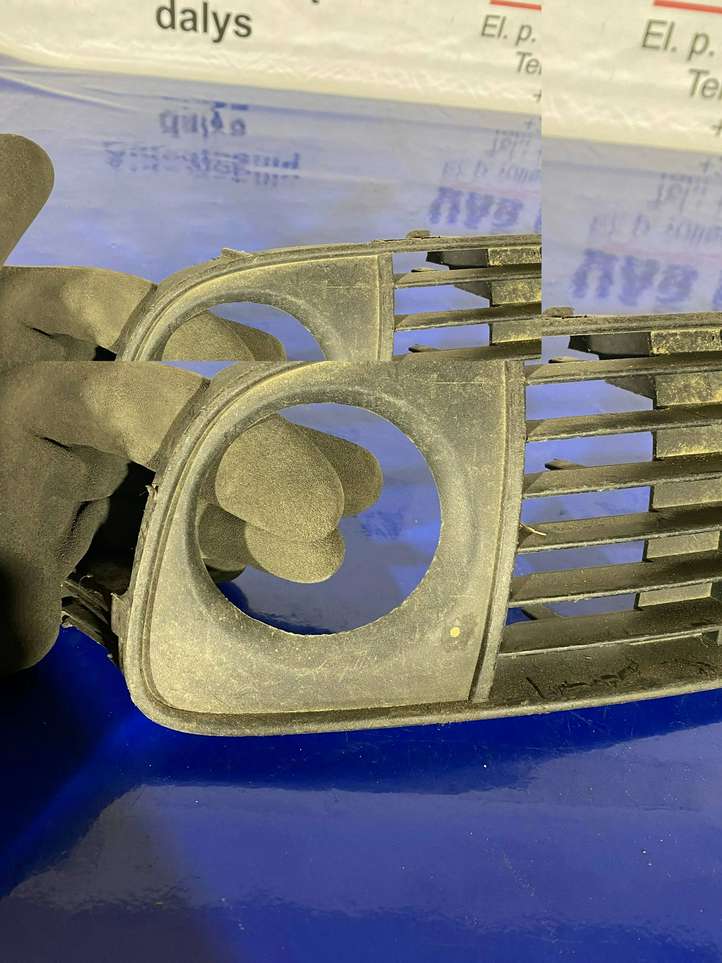 Audi A6 (2001 - 2004)  4B0807682R Декоративная решётка противотуманной фары