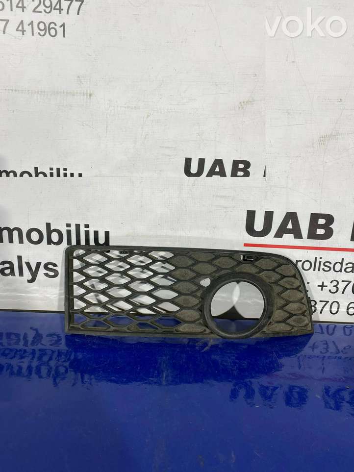 Audi A4 (2000 - 2006)  8E0807682C Декоративная решётка противотуманной фары