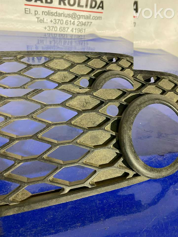 Audi A4 (2000 - 2006)  8E0807682C Декоративная решётка противотуманной фары