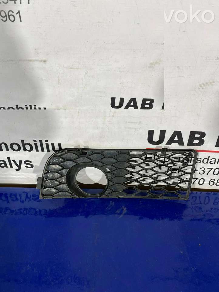 Audi A4 (2000 - 2006)  8E0807682C Декоративная решётка противотуманной фары