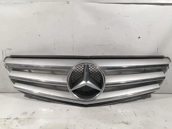 Mercedes-Benz C W204 (2007 - 2014) 2048800023 Верхняя решетка радиатора — фото 1