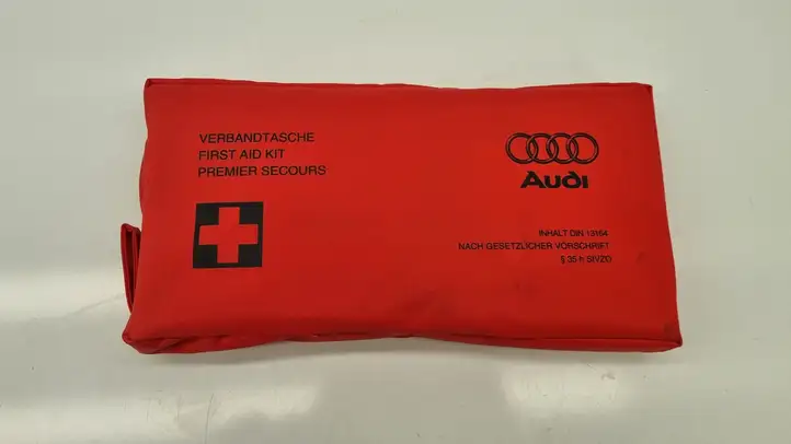 Audi A6 S6 C5 4B (2001 - 2004) 4B0860281 Автомобильная аптечка — фото 1