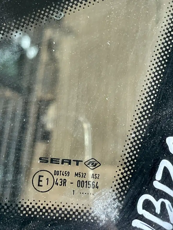 Seat Ibiza IV (6J,6P) (2008 - 2017) Треугольное стекло кузова — фото 2
