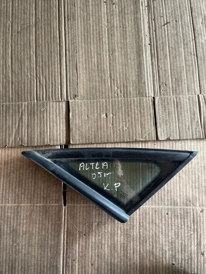 Seat Altea (2004 - 2009) Треугольное стекло кузова — фото 1