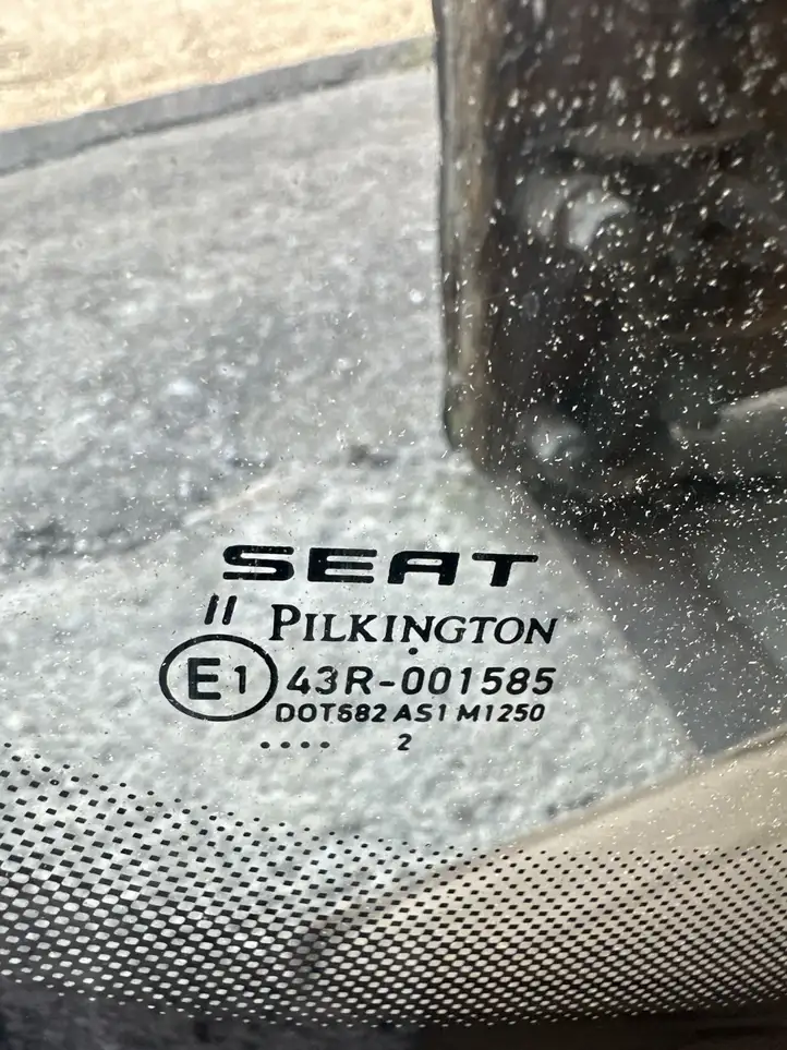 Seat Ibiza IV (6J,6P) (2008 - 2017) Переднее стекло — фото 2
