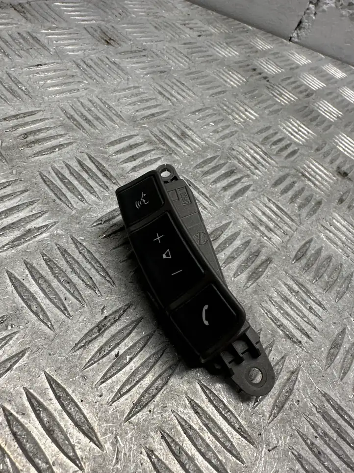 BMW 7 E65 E66 (2001 - 2008) 6911585 Кнопки на рулевом колесе — фото 1