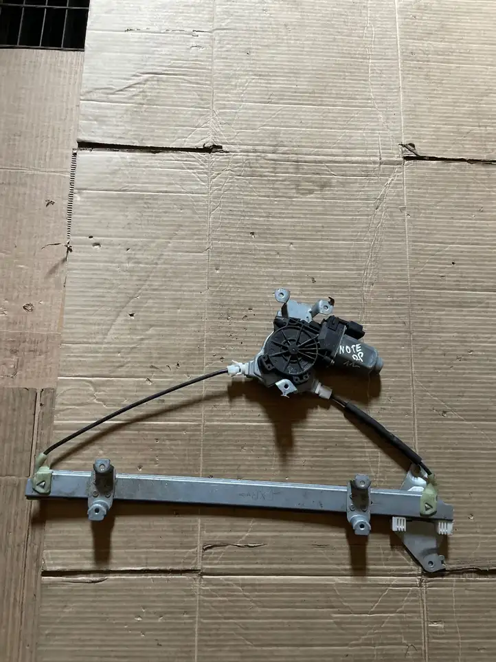 Nissan Note (E11) (2006 - 2014) 402376B Мотор стеклоподъемника передний — фото 1