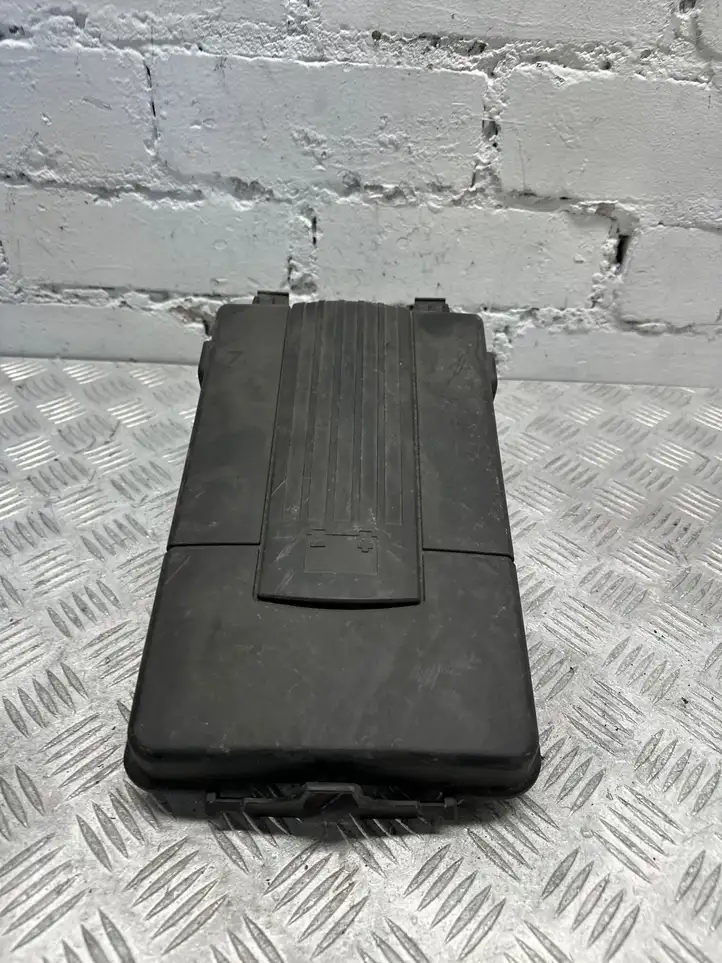 Volkswagen PASSAT B6 (2005 - 2010) 1k0915443a Крышка ящика аккумулятора — фото 1