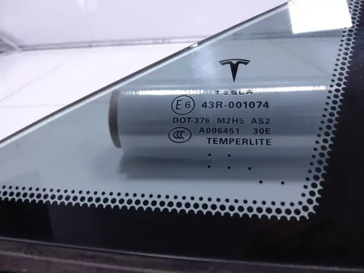 Tesla Model S (2016 - 2021) 43R001074 Форточка двери — фото 4
