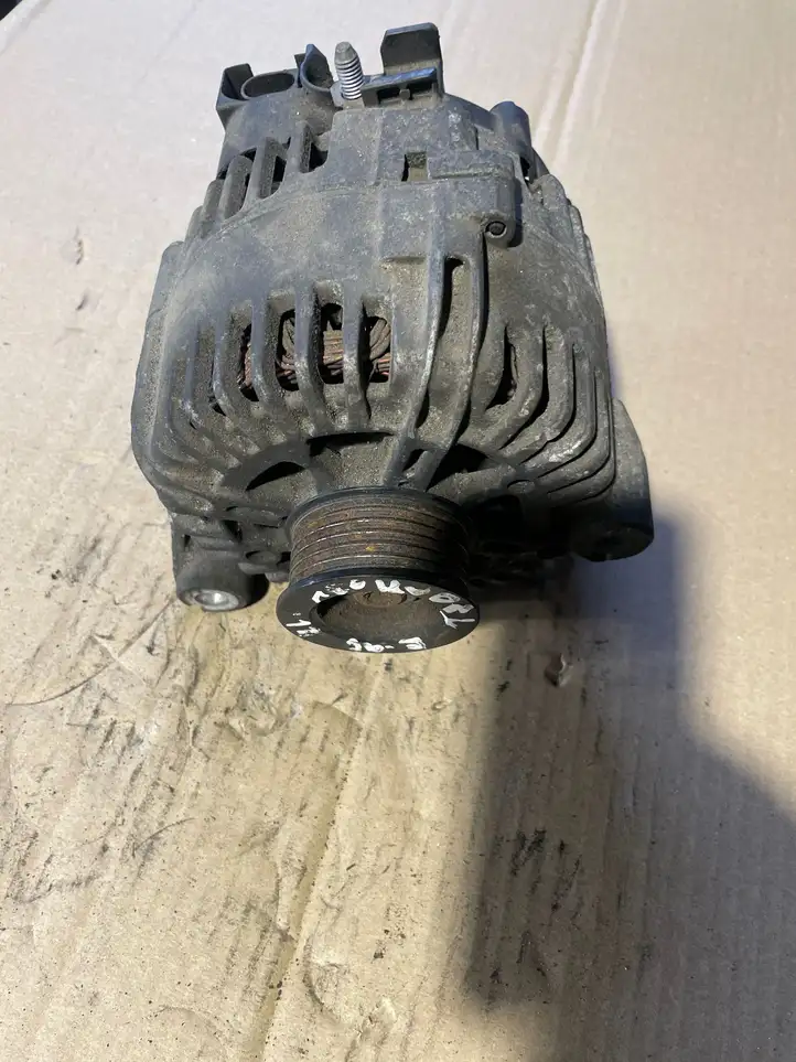 BMW 3 E90 E91 (2005 - 2012) 7799180 Генератор — фото 1