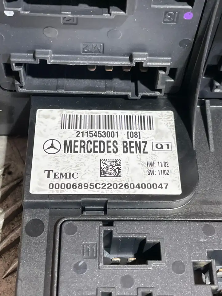 Mercedes-Benz E W211 (2002 - 2009) 2115453001 Блок предохранителей — фото 4