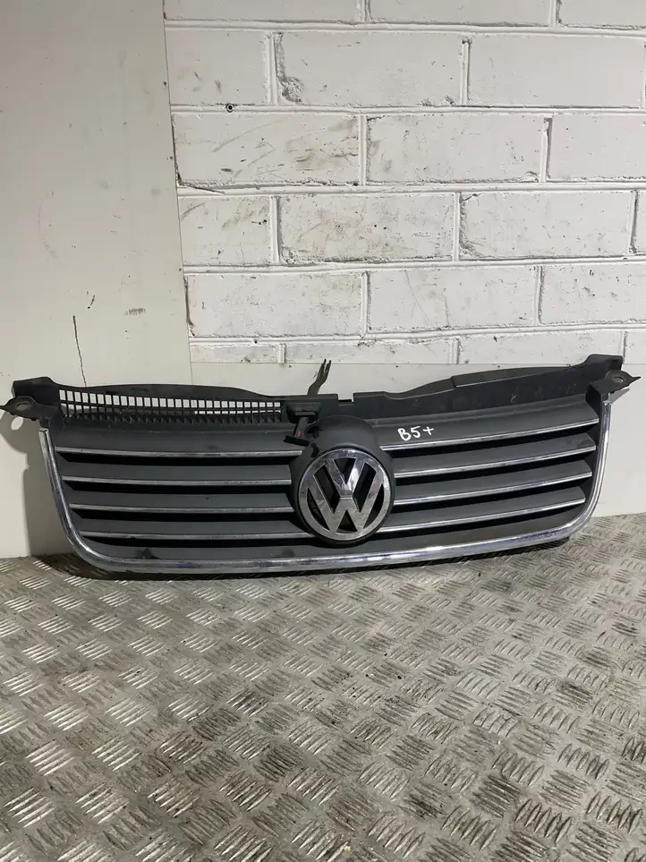 Volkswagen PASSAT B5.5 (2001 - 2005) 3B0853651H Верхняя решетка радиатора — фото 1