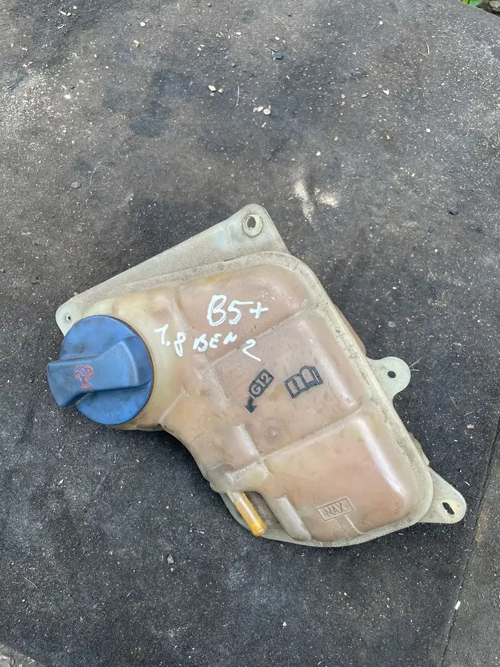 Volkswagen PASSAT B5.5 (2001 - 2005) 8D0121403L Расширительный бачок — фото 1