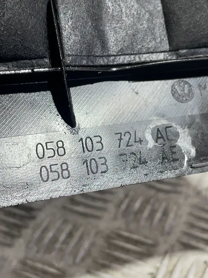 Volkswagen PASSAT B5.5 (2001 - 2005) 058103724AE Крышка двигателя декоративная — фото 3