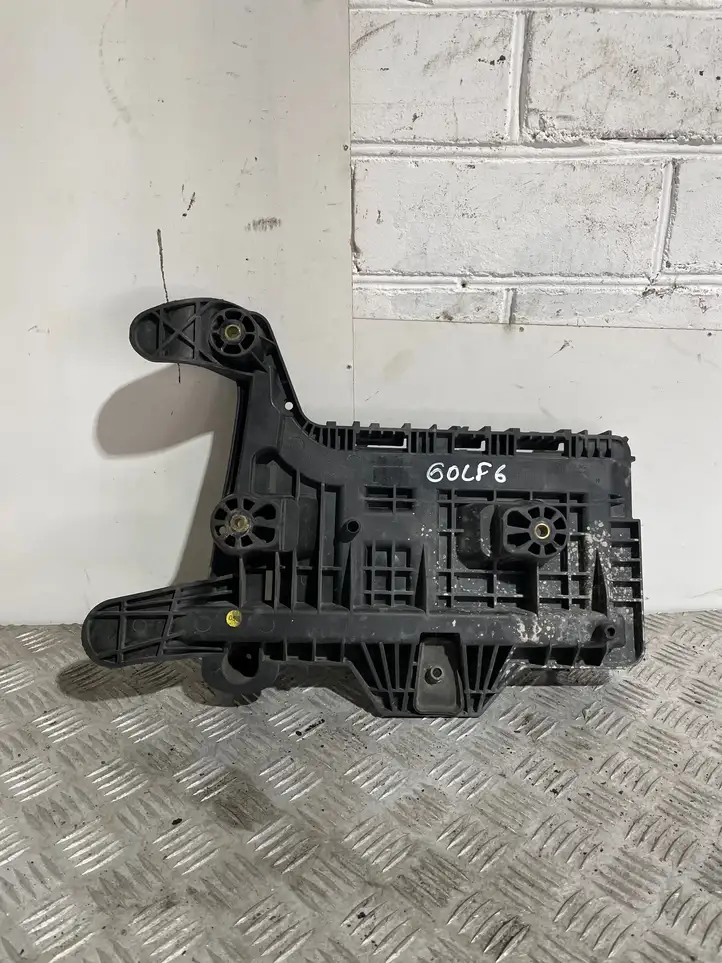 Volkswagen Golf VI (2009 - 2013) 1K0915333 Площадка аккумулятора — фото 2