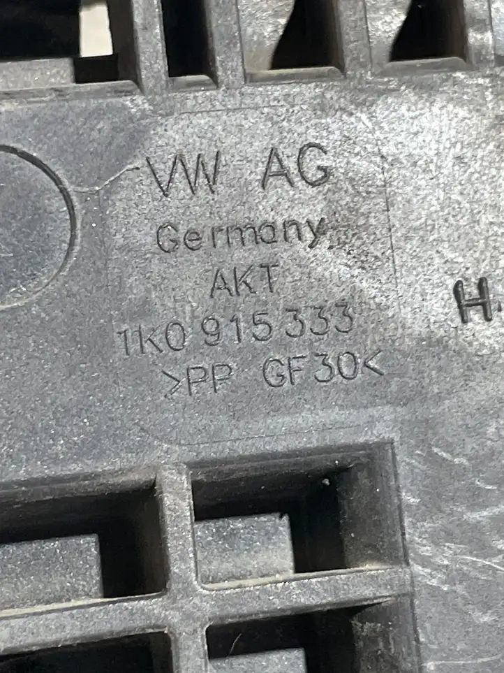 Volkswagen Golf VI (2009 - 2013) 1K0915333 Площадка аккумулятора — фото 3